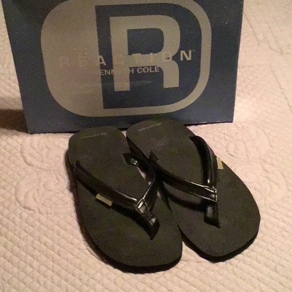 Kenneth Cole Black Sandals Classic Thong Design